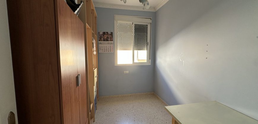 PISO EN PRIMERA PLANTA EN BARRIO LA GUITA