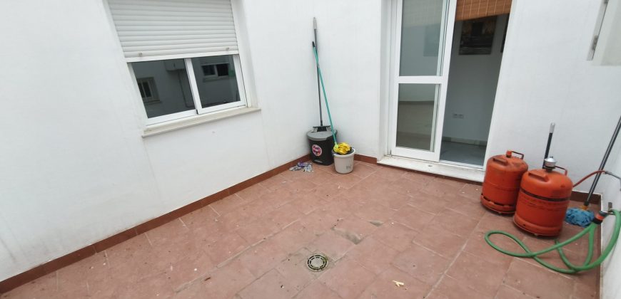 Piso en Planta Baja con Espacios Exteriores Privados!