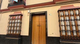 Amplia Casa de Tres Plantas en el Corazón de Morón de la Frontera!