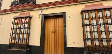 Amplia Casa de Tres Plantas en el Corazón de Morón de la Frontera!