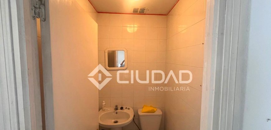 Local convertible en vivienda adosada junto al centro