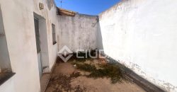Local convertible en vivienda adosada junto al centro