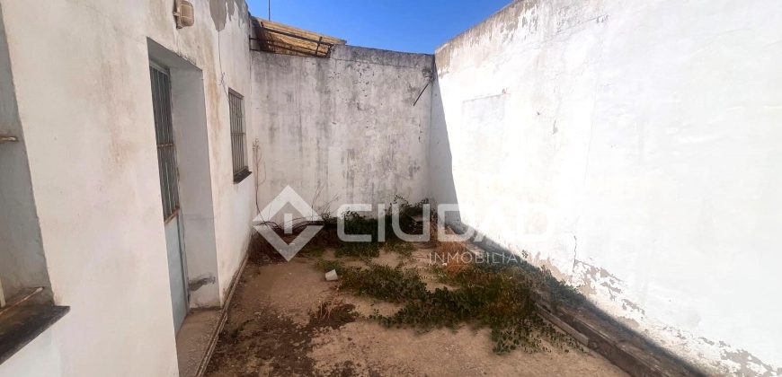 Local convertible en vivienda adosada junto al centro