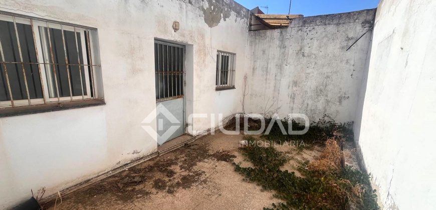Local convertible en vivienda adosada junto al centro
