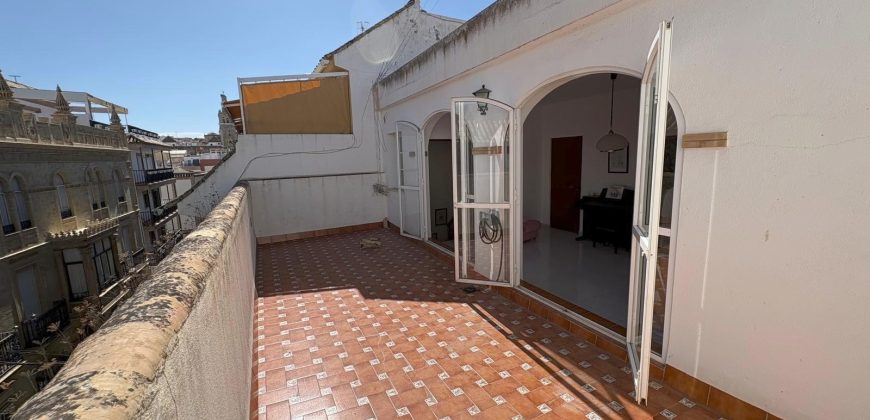 Amplia Casa de Tres Plantas en el Corazón de Morón de la Frontera!