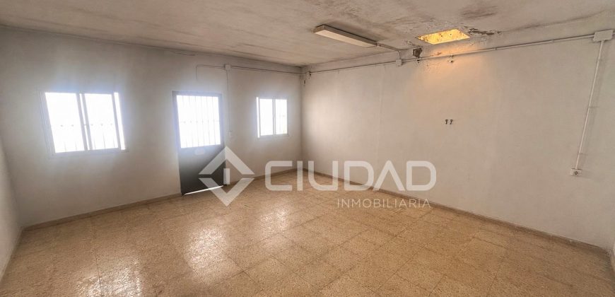 Local convertible en vivienda adosada junto al centro