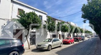 CASA PARA REHABILITAR O DERRIBAR EN EL SEMICENTRO DE LEBRIJA