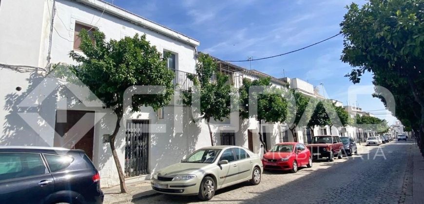 CASA PARA REHABILITAR O DERRIBAR EN EL SEMICENTRO DE LEBRIJA