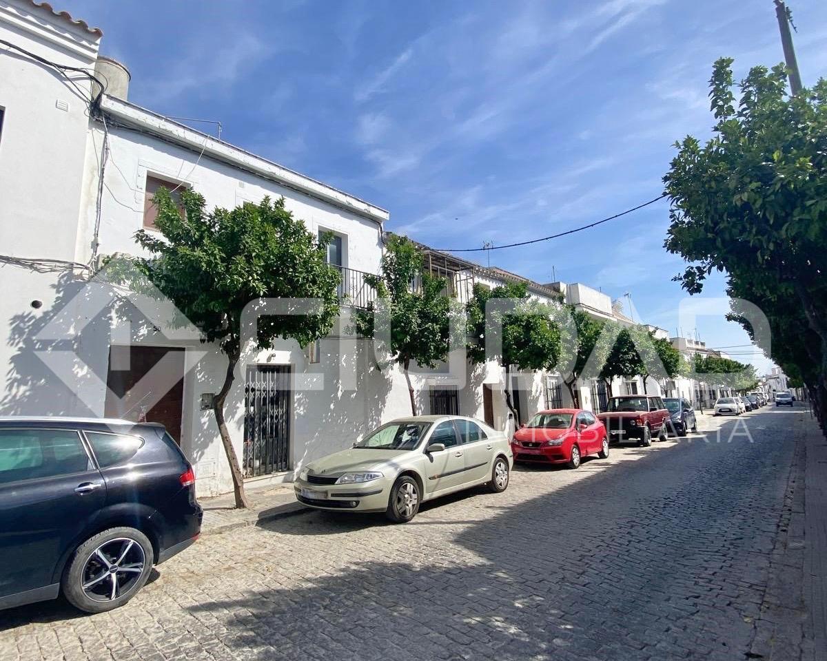 CASA PARA REHABILITAR O DERRIBAR EN EL SEMICENTRO DE LEBRIJA