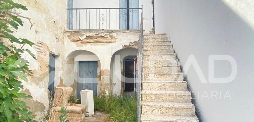 CASA PARA REHABILITAR O DERRIBAR EN EL SEMICENTRO DE LEBRIJA