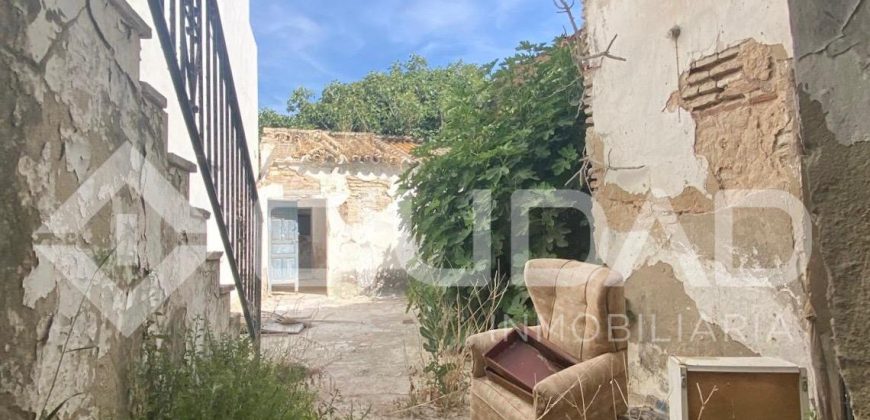 CASA PARA REHABILITAR O DERRIBAR EN EL SEMICENTRO DE LEBRIJA