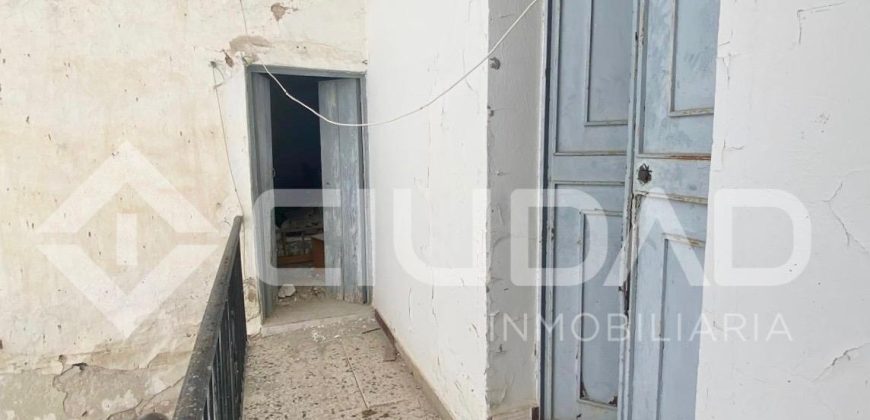 CASA PARA REHABILITAR O DERRIBAR EN EL SEMICENTRO DE LEBRIJA