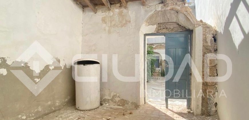 CASA PARA REHABILITAR O DERRIBAR EN EL SEMICENTRO DE LEBRIJA