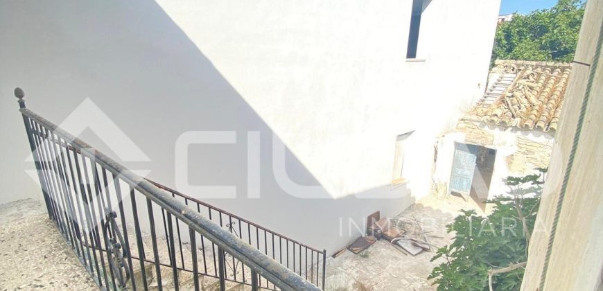 CASA PARA REHABILITAR O DERRIBAR EN EL SEMICENTRO DE LEBRIJA