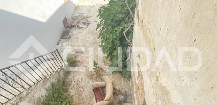CASA PARA REHABILITAR O DERRIBAR EN EL SEMICENTRO DE LEBRIJA