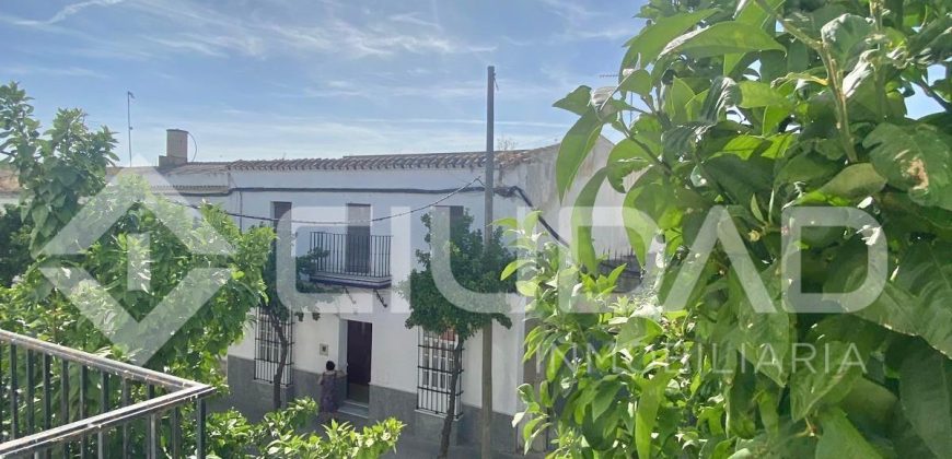 CASA PARA REHABILITAR O DERRIBAR EN EL SEMICENTRO DE LEBRIJA