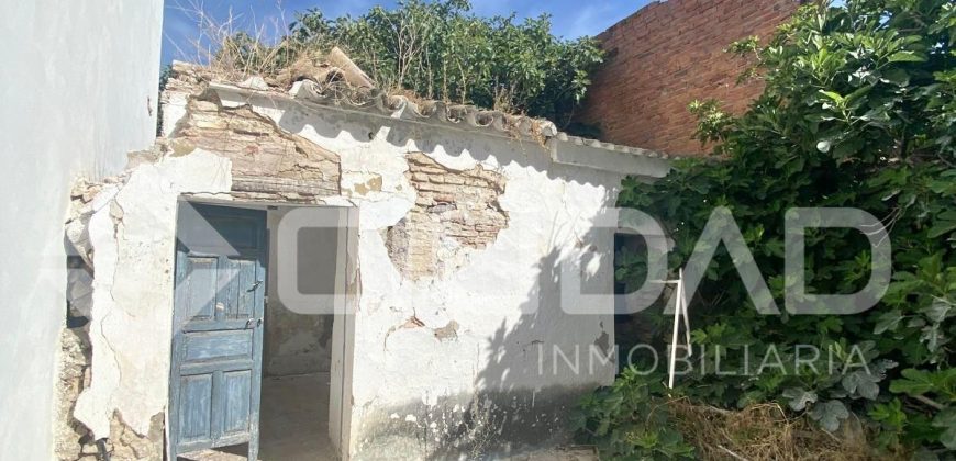 CASA PARA REHABILITAR O DERRIBAR EN EL SEMICENTRO DE LEBRIJA