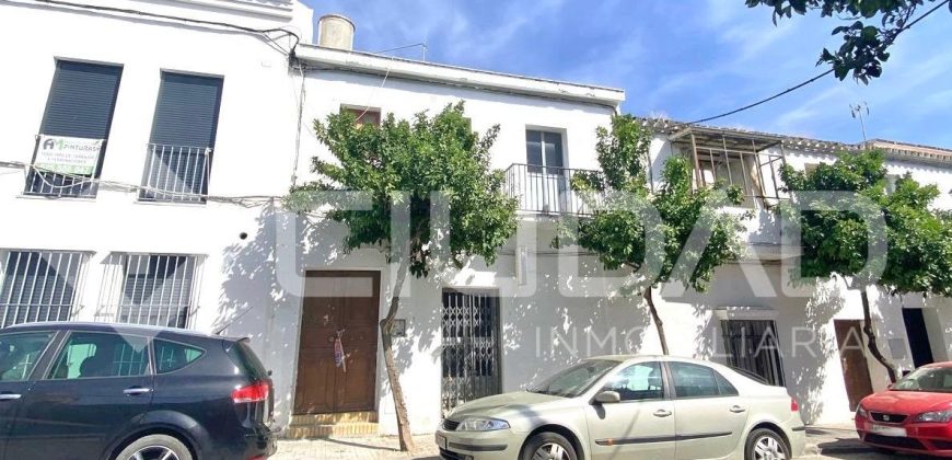 CASA PARA REHABILITAR O DERRIBAR EN EL SEMICENTRO DE LEBRIJA