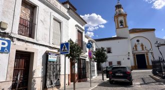 CASA EN PLAZA DEL CONVENTO (LA PUEBLA DE CAZALLA)