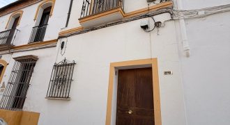 Amplia Propiedad a Reformar en calle Jerez Baja!