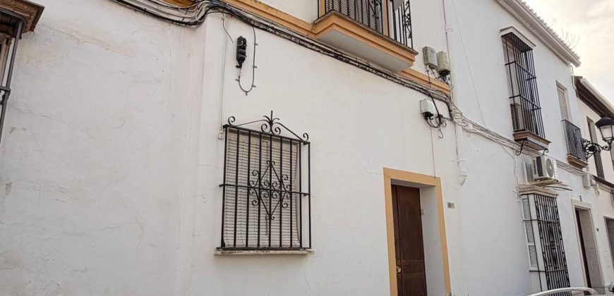 Amplia Propiedad a Reformar en calle Jerez Baja!
