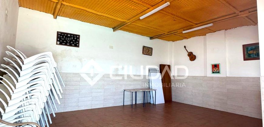 Parcela con construcción y piscina en Reventón Chico