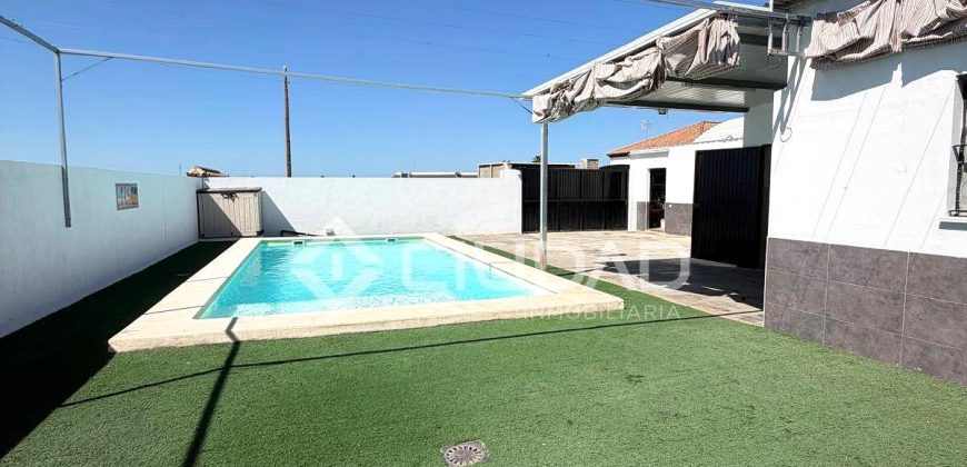 Parcela con construcción y piscina en Reventón Chico