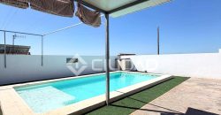 Parcela con construcción y piscina en Reventón Chico