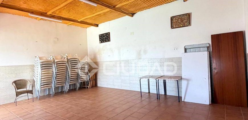 Parcela con construcción y piscina en Reventón Chico