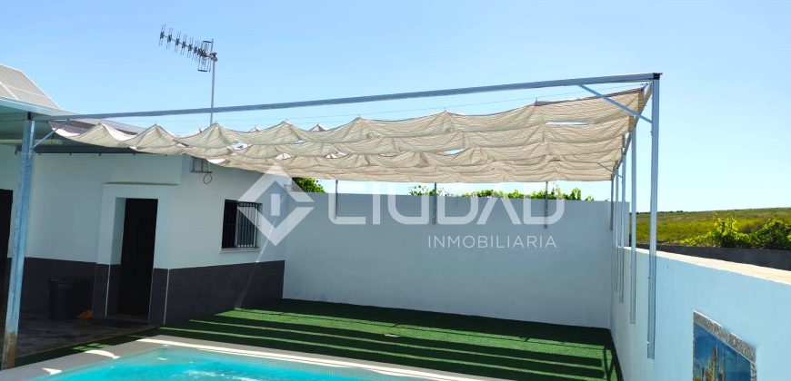 Parcela con construcción y piscina en Reventón Chico