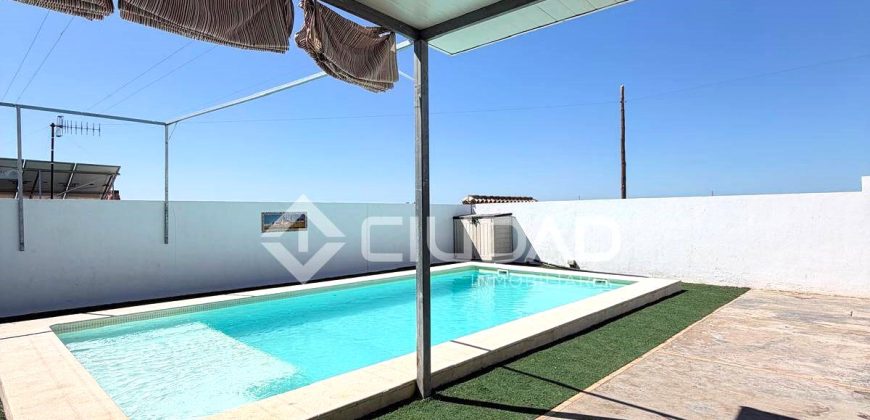 Parcela con construcción y piscina en Reventón Chico