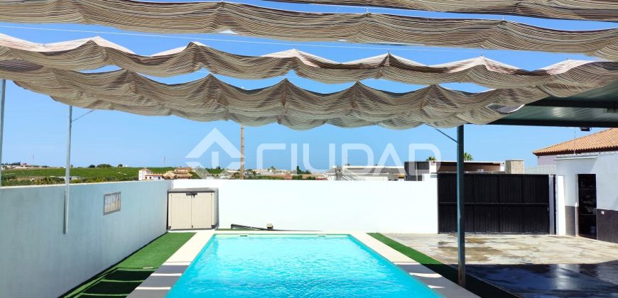 Parcela con construcción y piscina en Reventón Chico