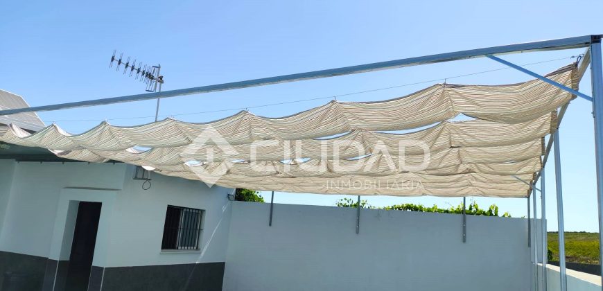 Parcela con construcción y piscina en Reventón Chico