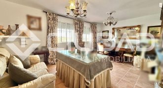 ADOSADO CON COCHERA Y GRAN PATIO TRASERO – LEBRIJA