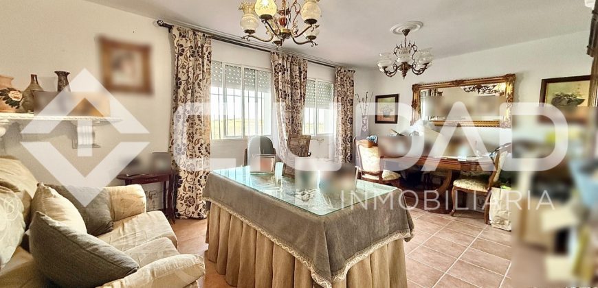 ADOSADO CON COCHERA Y GRAN PATIO TRASERO – LEBRIJA
