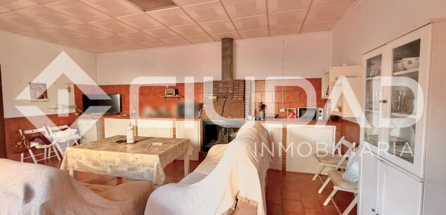 ADOSADO CON COCHERA Y GRAN PATIO TRASERO – LEBRIJA