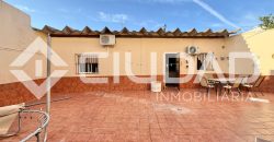 ADOSADO CON COCHERA Y GRAN PATIO TRASERO – LEBRIJA