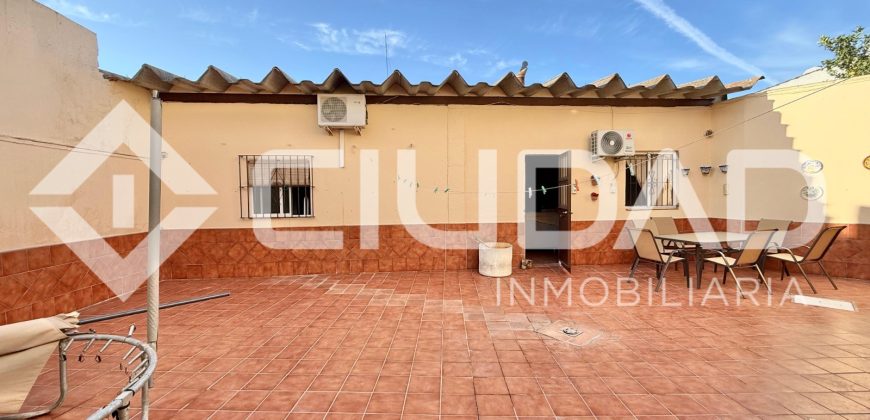 ADOSADO CON COCHERA Y GRAN PATIO TRASERO – LEBRIJA