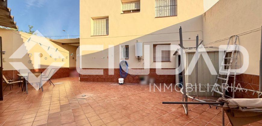 ADOSADO CON COCHERA Y GRAN PATIO TRASERO – LEBRIJA