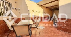 ADOSADO CON COCHERA Y GRAN PATIO TRASERO – LEBRIJA