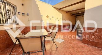 ADOSADO CON COCHERA Y GRAN PATIO TRASERO – LEBRIJA
