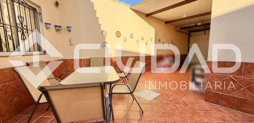 ADOSADO CON COCHERA Y GRAN PATIO TRASERO – LEBRIJA