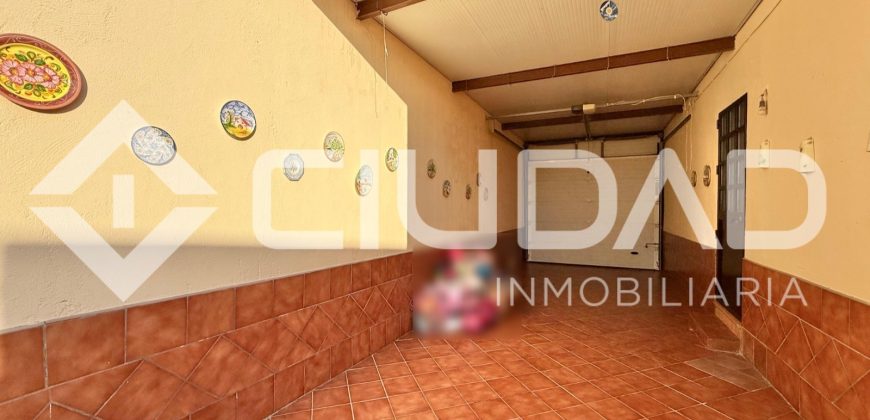 ADOSADO CON COCHERA Y GRAN PATIO TRASERO – LEBRIJA