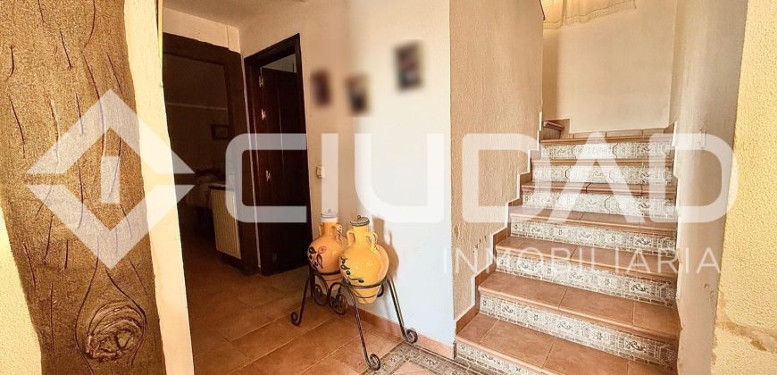 ADOSADO CON COCHERA Y GRAN PATIO TRASERO – LEBRIJA