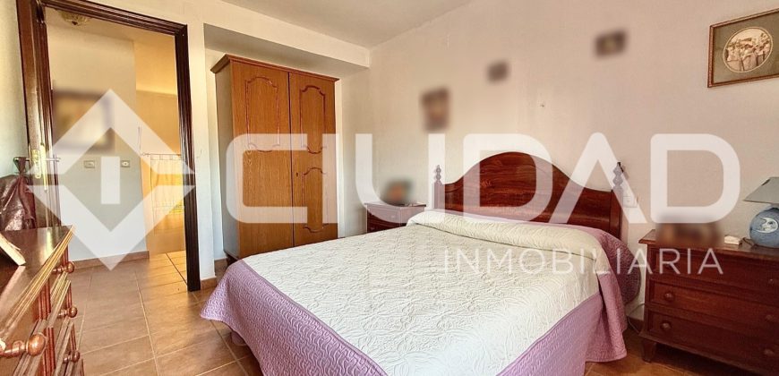 ADOSADO CON COCHERA Y GRAN PATIO TRASERO – LEBRIJA