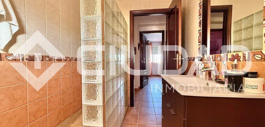 ADOSADO CON COCHERA Y GRAN PATIO TRASERO – LEBRIJA