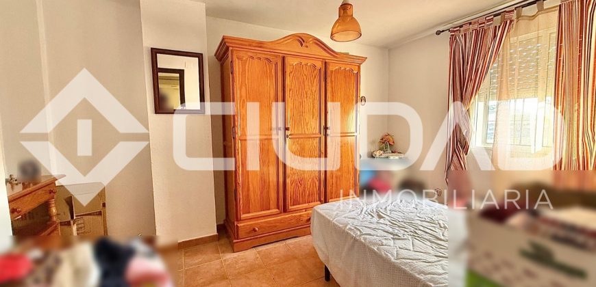 ADOSADO CON COCHERA Y GRAN PATIO TRASERO – LEBRIJA