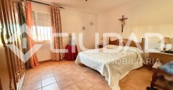 ADOSADO CON COCHERA Y GRAN PATIO TRASERO – LEBRIJA