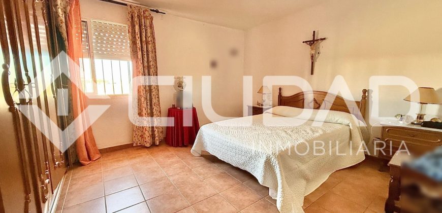 ADOSADO CON COCHERA Y GRAN PATIO TRASERO – LEBRIJA