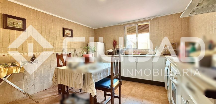 ADOSADO CON COCHERA Y GRAN PATIO TRASERO – LEBRIJA